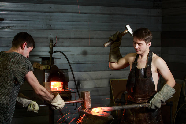 the blacksmith is at the forge - Φωτογραφία, εικόνα
