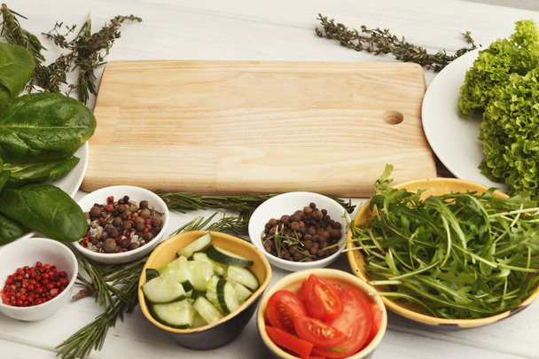 Varias verduras y especias orgánicas en la mesa de cocina blanca
 - Foto, Imagen