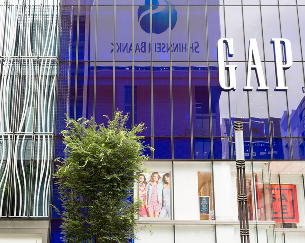 Tokyo, Japan - June 24, 2016: modern style and architecture of Gap store exterior in exclusive and fashionable district of Ginza. - Foto, afbeelding