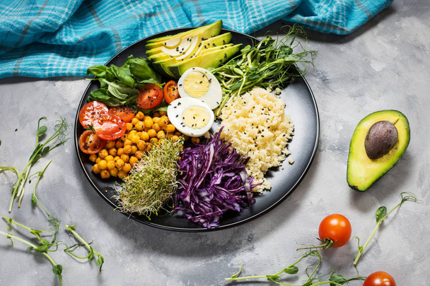 gesunde vegane Mittagsschale vorhanden. Vegane Buddha-Schale vorhanden. Gemüse und Nüsse in Buddha-Schale auf Betongrund - Foto, Bild