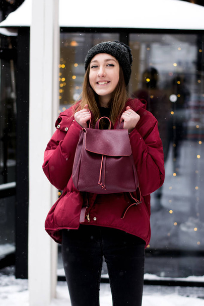 girl with a bright bag - Fotó, kép