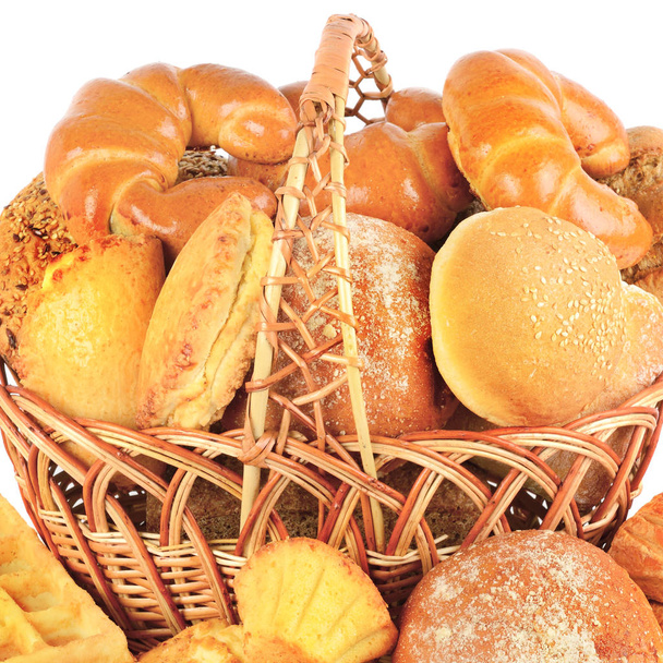 Brot und Backwaren in einem Weidenkorb isoliert auf einem weißen Bac - Foto, Bild