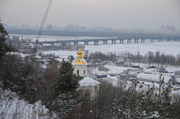 Vista do Mosteiro de Vydubitsky do Jardim Botânico, em Kiev, 12 de janeiro de 2017
 - Foto, Imagem