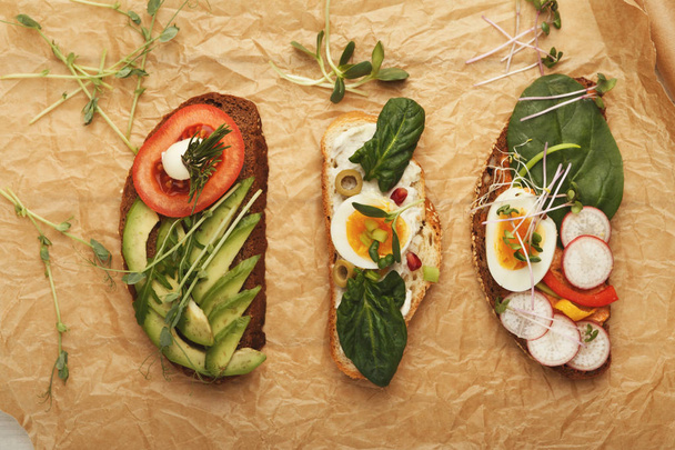 Erilaisia terveellisiä kasvisvoileipiä
 - Valokuva, kuva