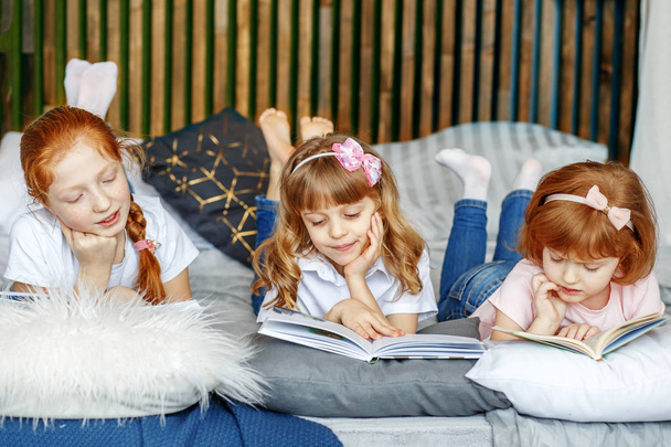 Трое детей лгут и читают книги. Концепция образа жизни, ци
 - Фото, изображение