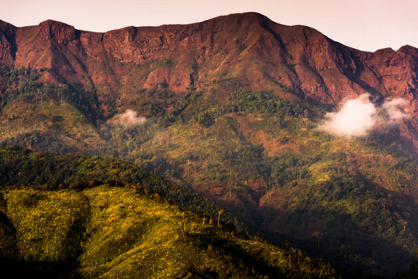 Wysokie góry, bez drzew i czerwony w Tajlandii. - Zdjęcie, obraz