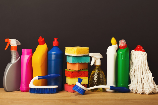 Skupina barevné čisticí produkty na tmavém pozadí - Fotografie, Obrázek