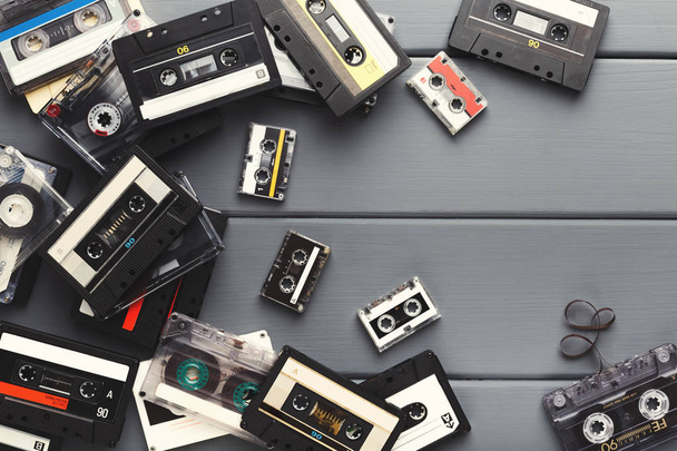 Vintage áudio cassete borda em pranchas cinza fundo
 - Foto, Imagem