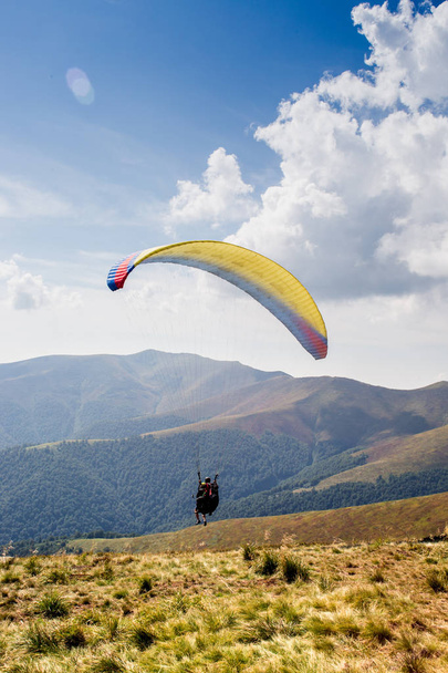 siklóernyőket repül a hegyekben - Fotó, kép
