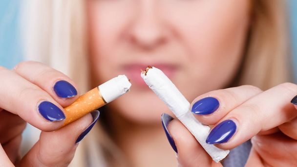 Γυναίκα σπάσιμο τσιγάρων, να απαλλαγούμε από τον εθισμό - Φωτογραφία, εικόνα