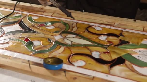 maître vitrail est soudure à l'étain une base de cuivre pour vitrail
 - Séquence, vidéo