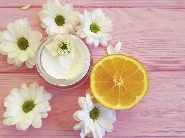 bir pembe ahşap, Bahar, el yapımı, organik, turuncu krem kozmetik beyaz çiçekler - Fotoğraf, Görsel