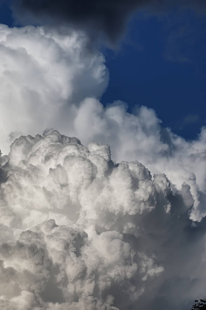 vihar felhő a kék égen - Fotó, kép