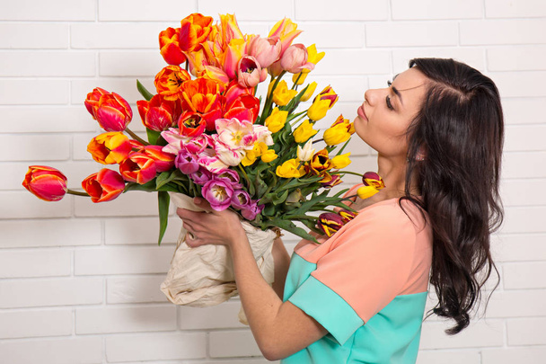 woman with a big bouquet of tulips - Foto, Imagen