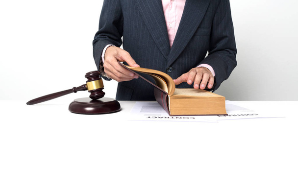 Δημοπρασία δικαστής κάθεται και εργάζεται στο γραφείο. - Φωτογραφία, εικόνα