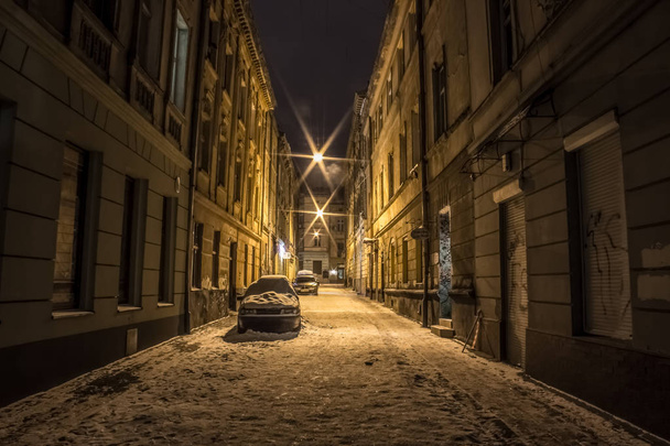 Vista nocturna de la calle con un edificio pobre en el barrio pobre
 - Foto, imagen