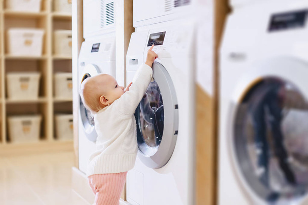 девочка играет со стиральной машиной
 - Фото, изображение