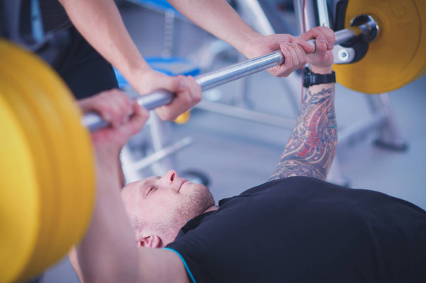 Bodybuilder avec haltère dans la salle de gym. Bodybuilder
 - Photo, image