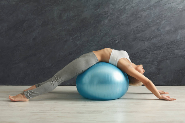 Fitness woman training with fitness ball indoors - Zdjęcie, obraz