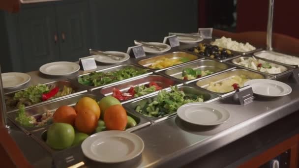 Большие тарелки с салатами и закуски на шведском столе
 - Кадры, видео