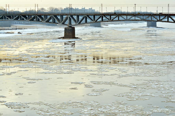 Zima Krajobraz rzeki, rzeki został wprowadzony w lodzie - Zdjęcie, obraz