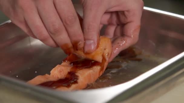 Kulinaarinen asiantuntija pyörii rullaamaan marinoitua kalafilettä, lähikuva
 - Materiaali, video