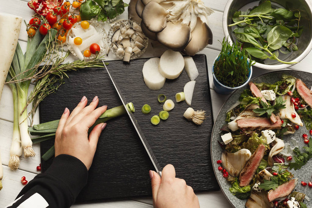 Mélanger la salade chaude avec la viande de canard et les champignons. Plat restaurant moderne
 - Photo, image