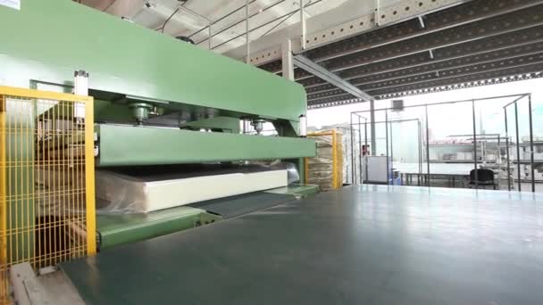 De eenheid van de matras wordt geleverd onder een hydraulische pers en gecomprimeerd, hydraulische pers comprimeert en de matras verpakt in cellofaan, fabriek matrassen - Video