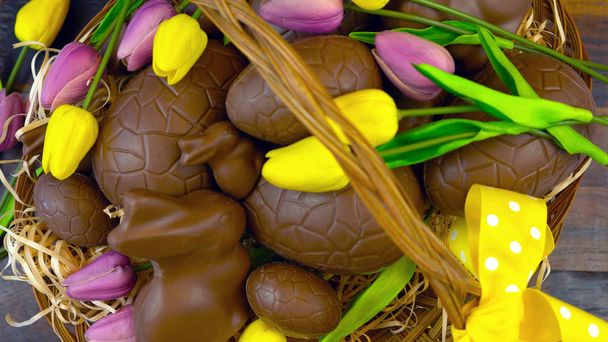 Hyvää pääsiäistä suklaamunien ja pupujen hampurilainen suuressa korissa
 - Valokuva, kuva