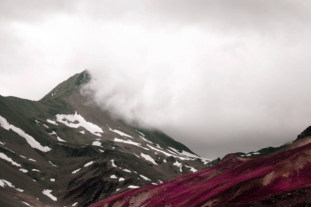 Όμορφα βουνά και τοπίο σε ένα ομιχλώδες ημέρα στο Ελβετία Άλπεις σε χρώμα infrared - Φωτογραφία, εικόνα