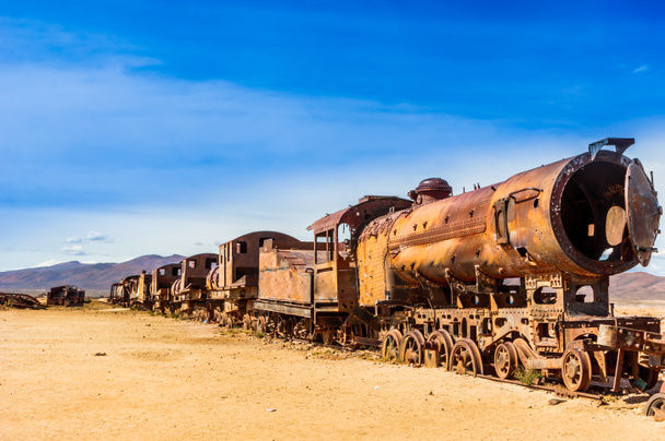 Rozsdás vonat temető az Uyuni, Bolívia - Fotó, kép