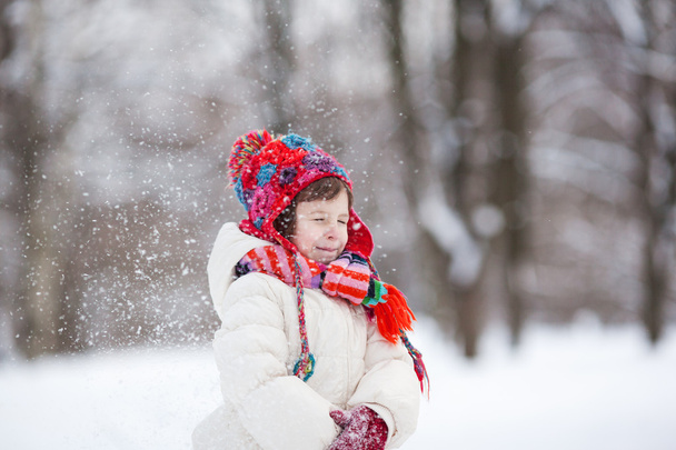 Imádnivaló óvodás a lány szép téli Park - Fotó, kép