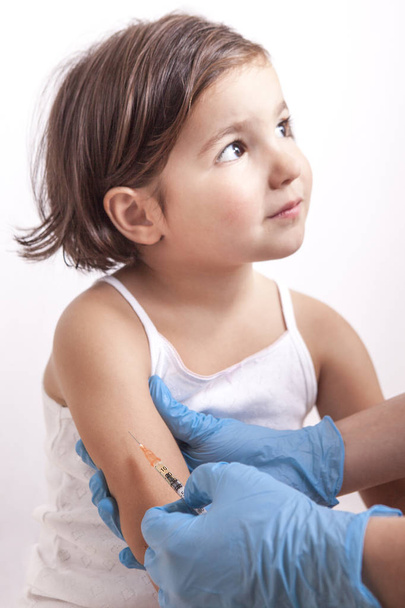 Enfermeira vacinando 3 anos menina
 - Foto, Imagem