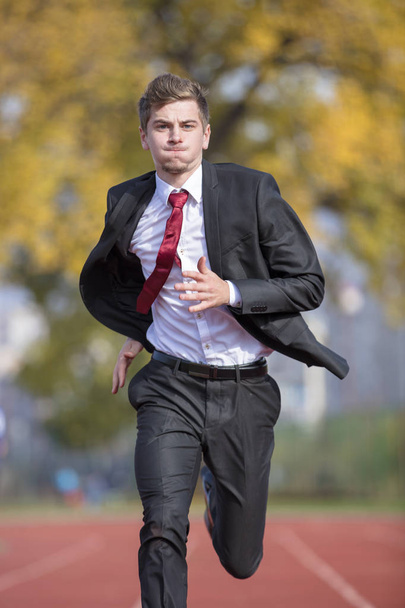 Jeune homme d'affaires en costume courir sur la bonne voie
 - Photo, image