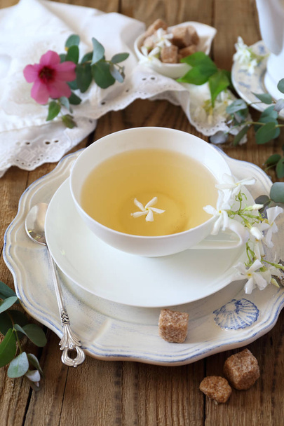 Zomer samenstelling: romantische thee drinken met jasmijn groene thee - Foto, afbeelding