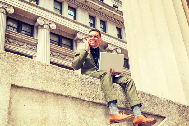 Jeune homme d'affaires américain voyageant, travaillant à New York
 - Photo, image