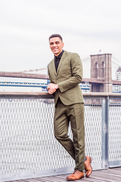 Giovane uomo d'affari americano felice in viaggio a New York
 - Foto, immagini