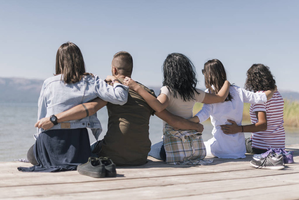 Gruppe junger Leute an einem sonnigen Tag auf einem See - Foto, Bild