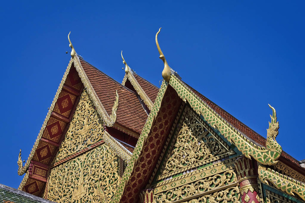 Thailand, Chiang Mai, Phra Thart doi suthep temple (Wat Phra Thart Doi Suthep), ornaments on the roof of the temple - Фото, зображення