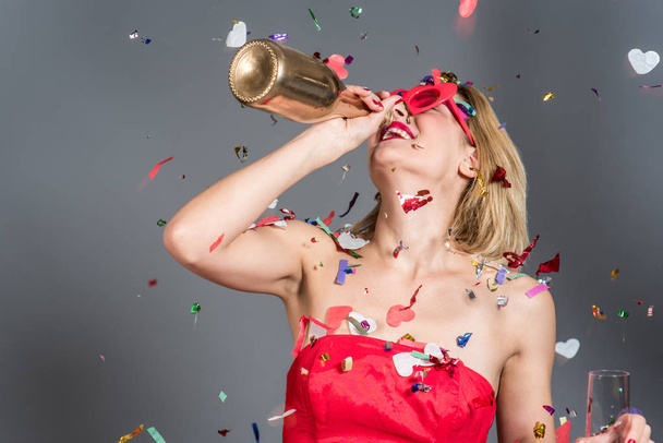 fröhliche lustige blonde Frau feiert Neujahr - Foto, Bild