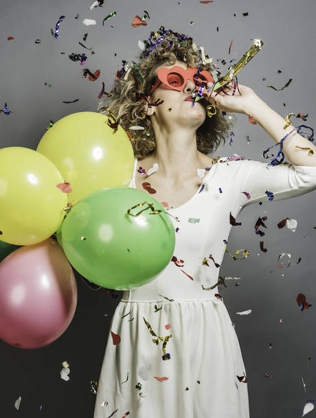 Happy funny blonde woman holding balloons - Foto, Imagen