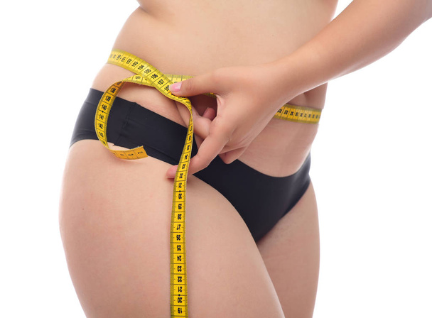 mulher com sobrepeso com fita métrica isolada em fundo branco
 - Foto, Imagem