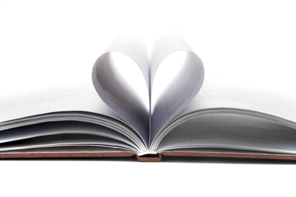 Крупним планом форма серця з паперової книги на білому тлі
 - Фото, зображення