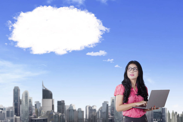 Femme entrepreneur regardant bulle vide nuage
 - Photo, image