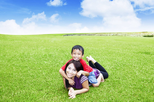 Krásná žena, hrát se svým synem v parku - Fotografie, Obrázek
