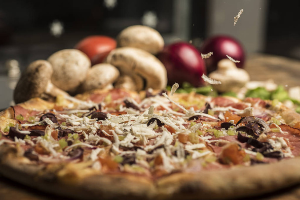 Pizza fresca assada com queijo derretido, ervas italianas e molho de tomate e manjericão fresco. Foco seletivo
 - Foto, Imagem