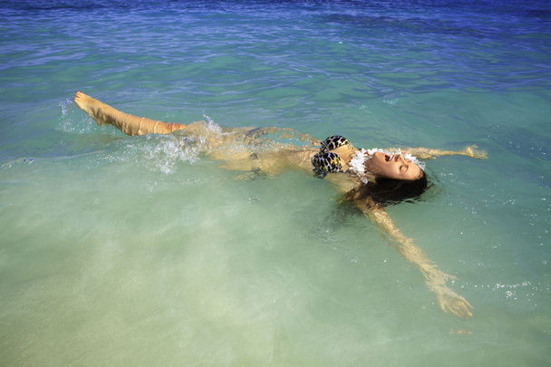 girl in bikini at lanikai beach - Foto, Imagen