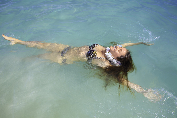 chica en bikini en la playa de lanikai
 - Foto, imagen