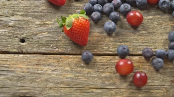 Čerstvé jahody na dřevěné pozadí Grape jahody borůvky bio zdravé produkty Slow Motion hd video - Záběry, video