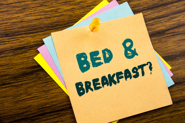 Handschrift Text Bildunterschrift Inspiration zeigt Bett Frühstück. Businesskonzept für Urlaubsreisen auf klebrigem Zettelpapier auf Holzgrund geschrieben. - Foto, Bild